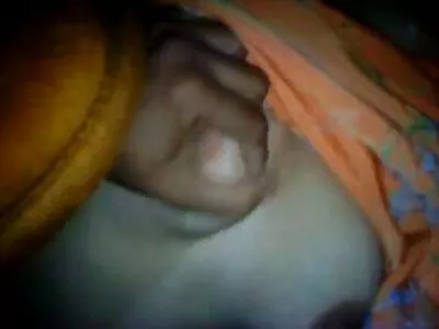 বহিরাগত সৌন্দর্য লেডি বাংলাসেক্স কম ডি মাথা দেয় এবং ঘরের বাইরে পায়