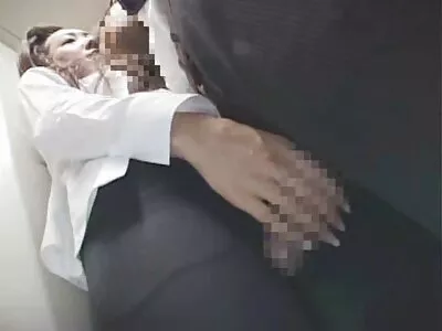 পেটাইট মহিলা সিল গ্রিফন মেঝেতে বাংলাসেক্স মুভি তার গুদ নিয়ে খেলছে