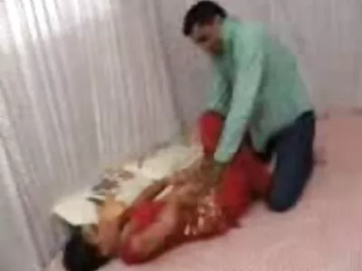 ধনী খোকামনি তার ভারতীয় বাংলা সেক্স ড্রাইভারকে চোদাচ্ছে